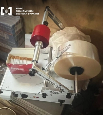 На Закарпатті викрили підпільне виробництво сигарет