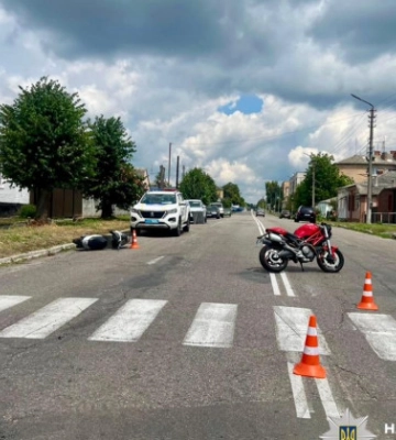 На Київщині 74-річна жінка на мопеді врізалася в 24-річного байкера на Ducati – фото