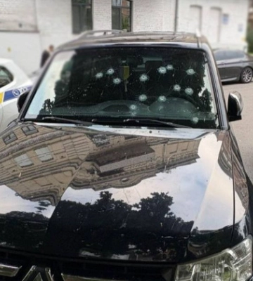 У Києві чоловік обстріляв автомобіль у дворі житлового комплексу через конфлікт з водієм