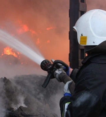 У Києві внаслідок ворожої атаки горить дах будівлі