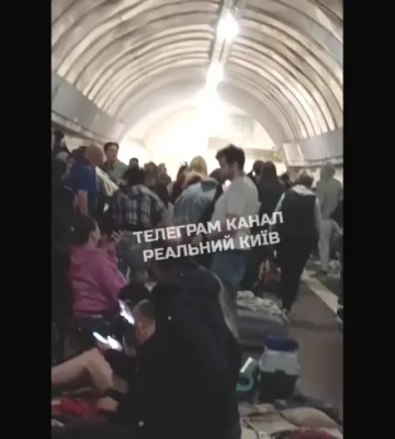 Через повітряну атаку в Києві горять кіоски та станція метро
