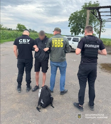 На Закарпатті поліцейські затримали переправника ухилянтів разом із клієнтом