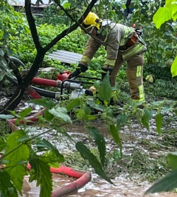На Рівненщині рятувальники відкачували воду з підтопленого підвалу
