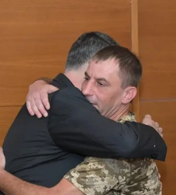 Глава МЗС Ізраїлю зустрівся з українським військовим, який втратив родину внаслідок іранського ракетного удару