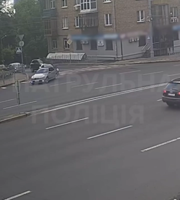 В Киеве женщина снесла ограждение и опрокинула авто на бок — видео ДТП «на ровном месте»