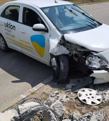 В Днепре на Зиновия Матлы такси снесло электроопору: подробности с места происшествия