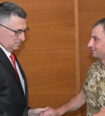 Глава МИД Израиля встретился с военным, потерявшим семью из-за удара Ирана