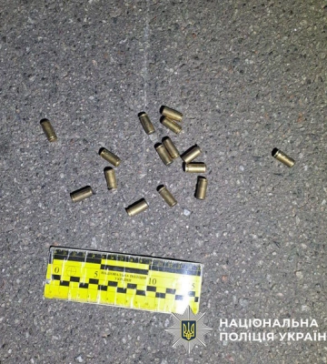У Києві чоловік з пістолета розстріляв авто, його затримали (ФОТО)