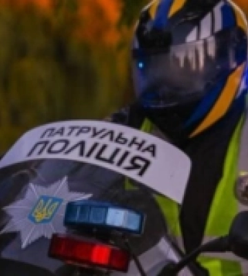 У Рівному мотоцикліст без номерів втік від поліції та врізався в Opel