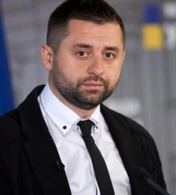 Арахамия отвергает заявления о наступлении на антикоррупционную инфраструктуру и заявляет о готовности Рады поддержать решение спорных вопросов Арахамия отвергает заявления о наступлении на антикоррупционную инфраструктуру и заявляет о готовности Рады поддержать решение спорных вопросов