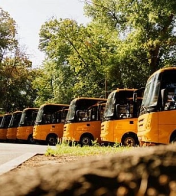 10 шкільних автобусів передали громадам Дніпропетровщини