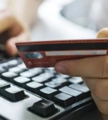 У Рівному шахрайка викрала понад 375 тисяч гривень через банківський додаток пенсіонерки