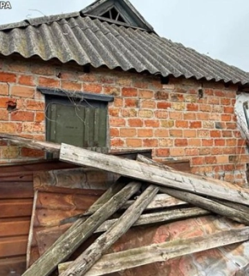 Житель Ізюмщини пробив стіни свого будинку, щоб отримати 600 тисяч грн компенсації та купити житло в Харкові — слідство