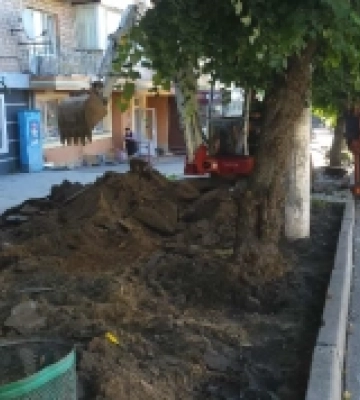 Острог: розпочали ремонт тротуару на проспекті Незалежності