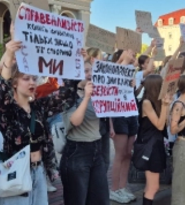 У центрі Рівного відбувся мирний протест проти закону, який може зупинити євроінтеграцію