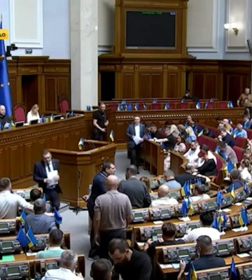 З автократії в демократію і назад: У Рівному відбувся мітинг проти скандального законопроєкту (ВІДЕО) З автократії в демократію і назад: У Рівному відбувся мітинг проти скандального законопроєкту (ВІДЕО)