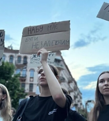 «Некоректне порівняння». Друкарня пояснила, чому відмовилась друкувати плакати з Зеленським та Януковичем