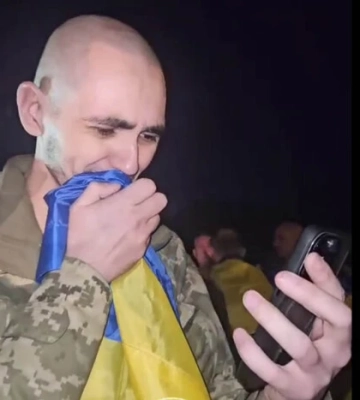 З'явились зворушливі кадри першої розмови звільненого з полону захисника з рідними (відео)