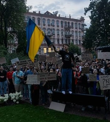 Росія підробила фото з протестів у Києві  — ЦПД