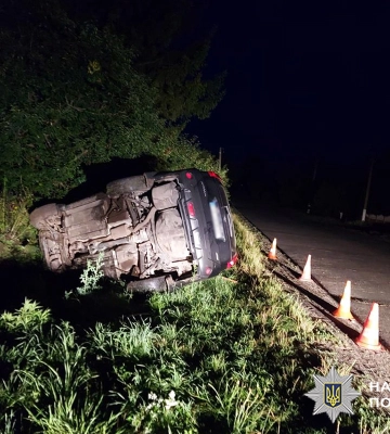 На Хмельниччині внаслідок ДТП перекинувся кросовер та постраждала його молода пасажирка