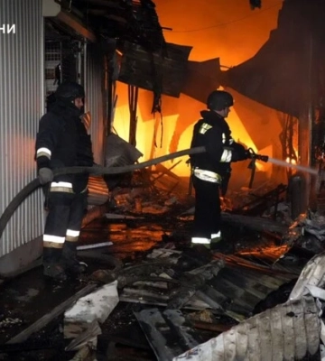 Одеса: рятувальники борються з пожежею на ринку «Привоз» (фото, відео)