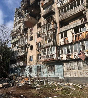 В Одесі обстрілом пошкоджена багатоповерхівка: людей не пускають всередину будівлі