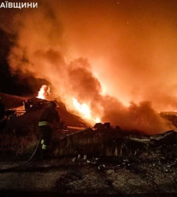 У Миколаєві через дронову атаку горіли склади