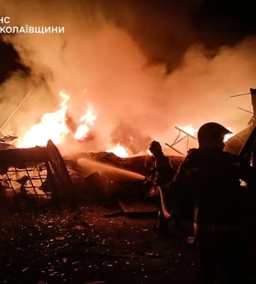 В Николаеве потушили пожар на складах после удара РФ: показали последствия