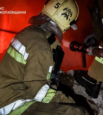 Фото: росіяни вдарили «Шахедами» по Миколаєву, рятувальники показали наслідки