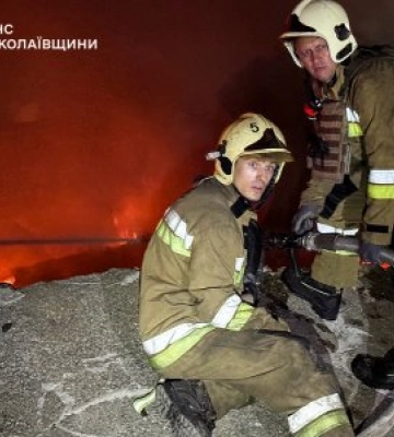 У м. Миколаєві вогнеборці ліквідували пожежі, спричинені ворожим обстрілом