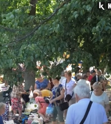 На луцькому ринку – довжелезні черги: по що біжать люди (відео)
