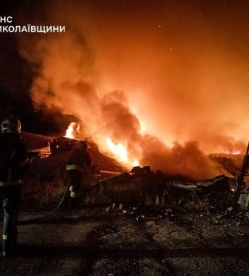 Російські безпілотники вночі атакували Миколаїв — спалахнули пожежі (, )
