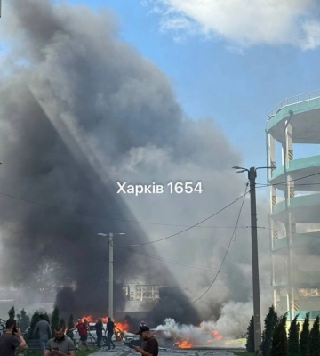 Россияне ударили КАБами по центру Харькова: "прилет" возле многоэтажки