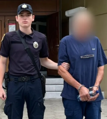 В Одесі чоловік прийшов миритися з дружиною, але встромив їй шило в груди В Одесі чоловік прийшов миритися з дружиною, але встромив їй шило в груди