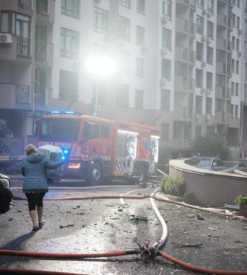 Київ у диму після обстрілу: у ДСНС повідомили про наслідки атаки, є загиблий, фото