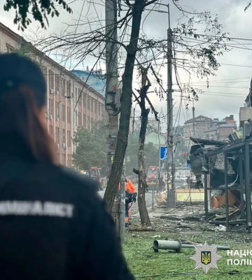 Через повітряну атаку в Києві горять кіоски та станція метро
