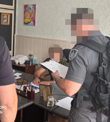 Запросив з контуженого військового 4 тис. дол за комісування: у Дніпрі затримали працівника медустанови