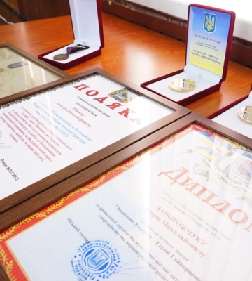 Військовому та двом родинам загиблих бійців вручили нагороди в Гайвороні 