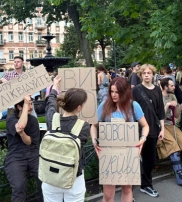Матюки на картонках: мережа обговорює нове явище в історії українських протестів