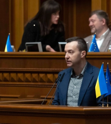 Депутат від «Слуги народу» Сергій Штепа заявив, що під час голосування за закон 12414 «був впевнений, що питання узгоджено з усіма партнерами на найвищому рівні»