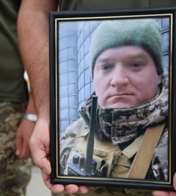 Весільний коровай на труні та згорьована родина: у Луцьку попрощалися з воїном Дмитром Павловичем 