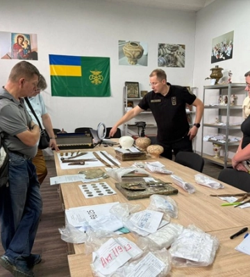 Митники передали до музеїв у Батурині та Чернівцях цінні артефакти