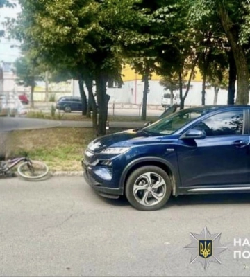 На Київщині легковик збив маленького велосипедиста, який раптово виїхав на дорогу