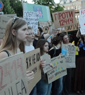 У центрі Києва люди третій день протестують через обмеження повноважень НАБУ І САП