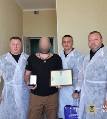 За оборону України: керівник поліції Миколаївщини відвідав пораненого бійця стрілецького батальйону та передав державну&amp;hellip;