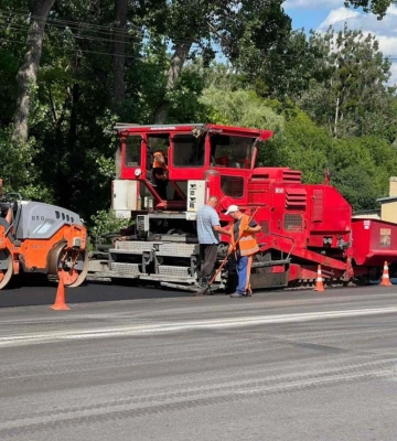 На Київській у Рівному оновлюють дорогу та пішохідну зону