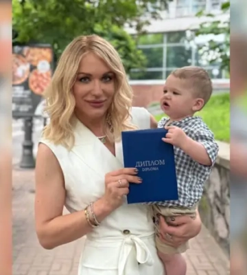 Травесті-діва Монро отримала диплом з психології