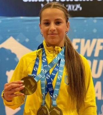 Важкоатлетка Малащук здобула три золота юніорського чемпіонату Європи