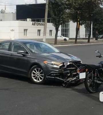 На проспекте Мира в Кривом Роге мотоцикл столкнулся с автомобилем