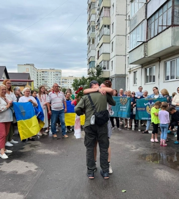 У Костополі зустріли звільненого з російського полону морського піхотинця